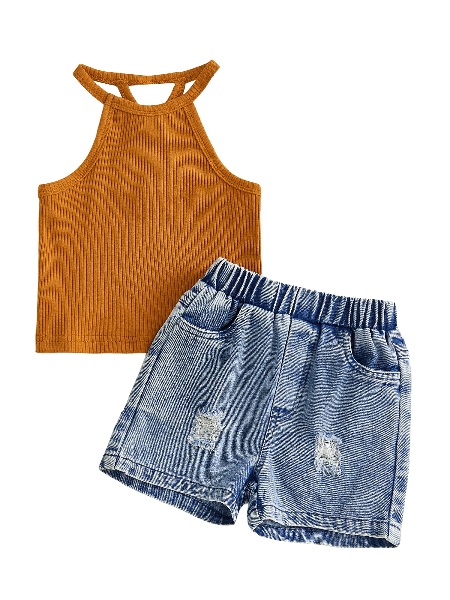 Top acanalado tipo halter y shorts vaqueros