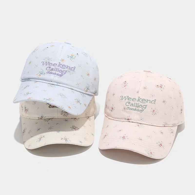Detalle del bordado floral y visera curva