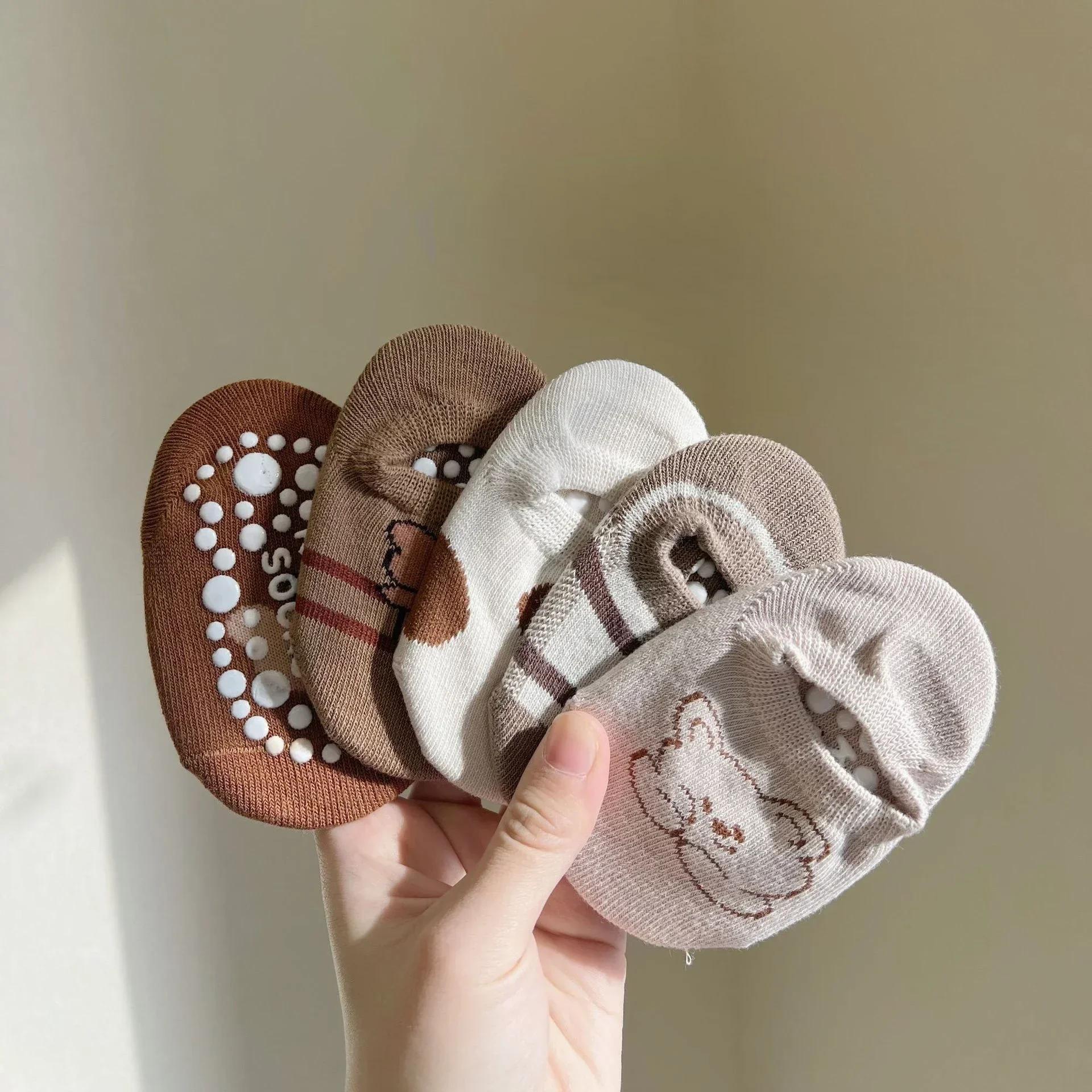 Calcetines antideslizantes con oso café para niño - imagen 5