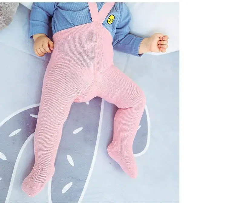 Vista frontal del diseño de mallas y pantalón de bebé con tirantes
