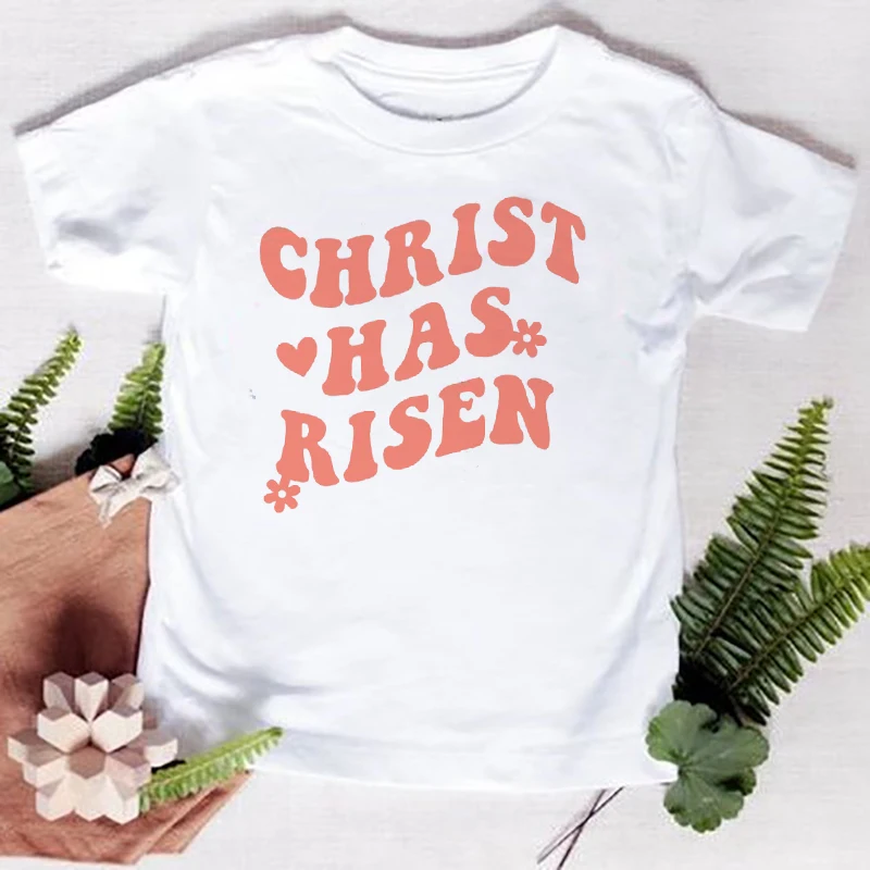 Niños y niñas vistiendo camisetas Love Like Jesus en exteriores