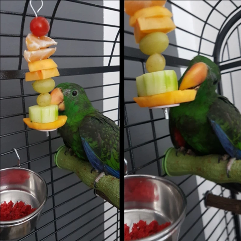 Brocheta de frutas y verduras para loros