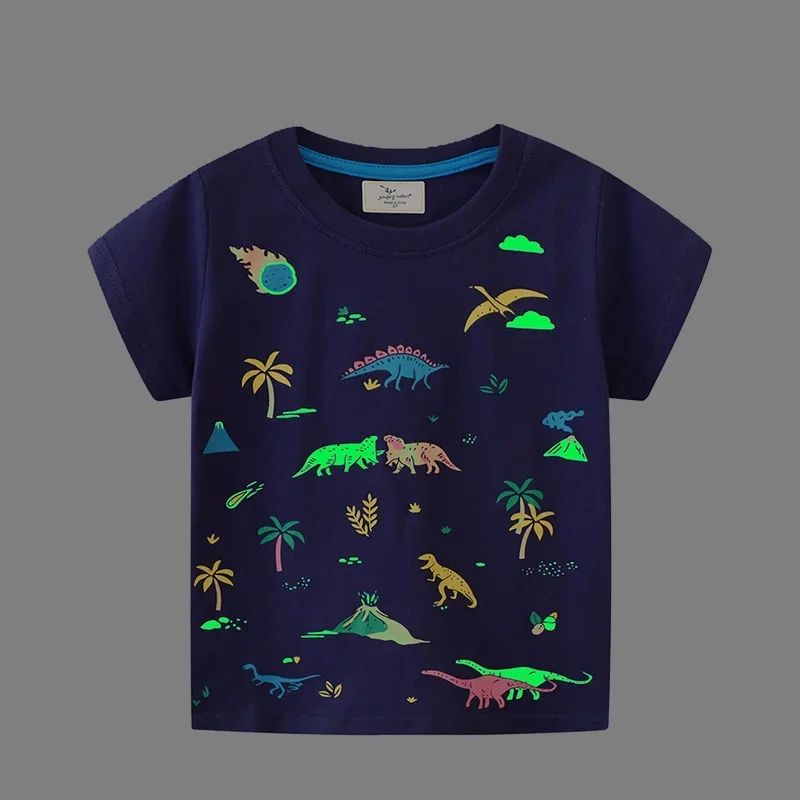 Modelo infantil portant la camiseta de dinosaurio