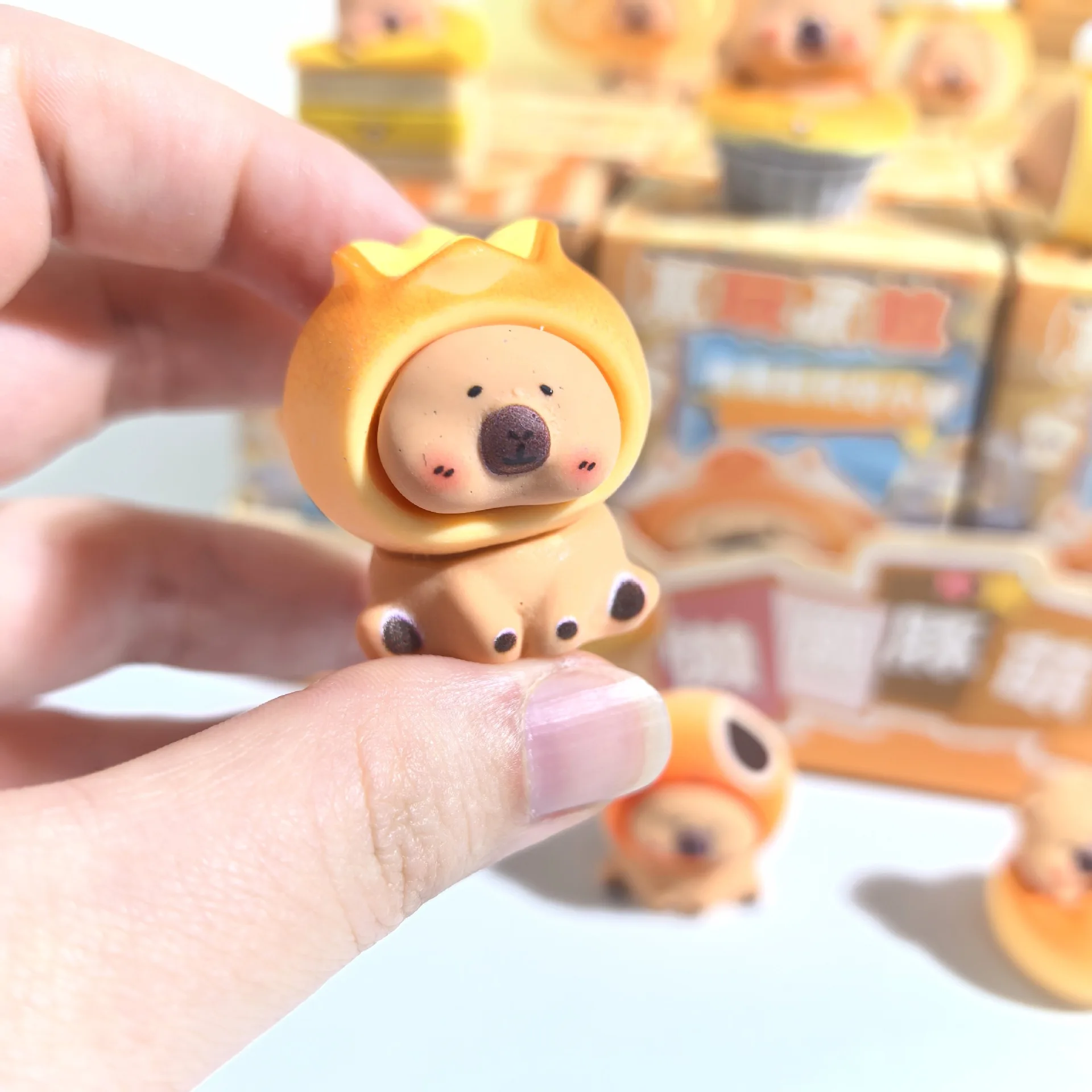 Mini figuras de capibara en caja sorpresa de repostería para niños - imagen 4
