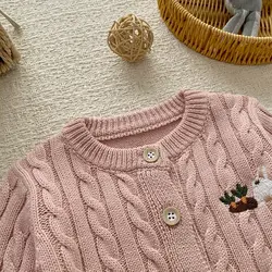 Cárdigan de punto para niña con bordados y cierre de botones
