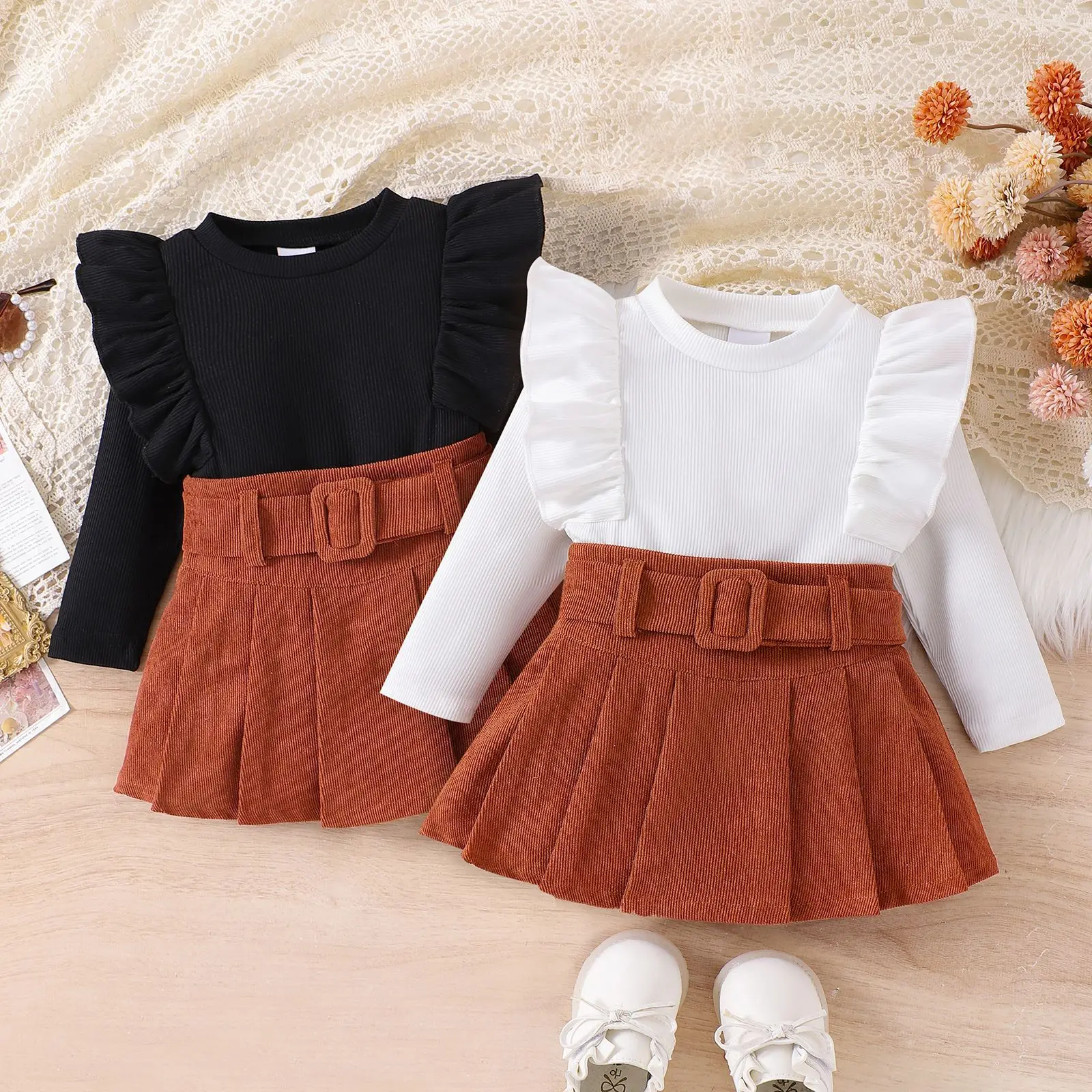 Conjunto completo puesto sobre maniquí, mostrando falda y cinturón