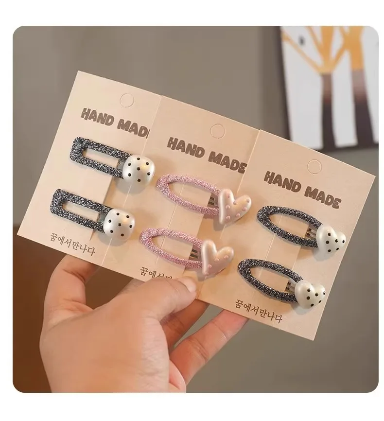 Pinzas laterales rosas con detalles tipo perlas