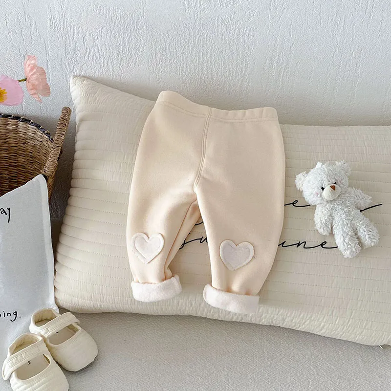 Modelo infantil con leggings grises