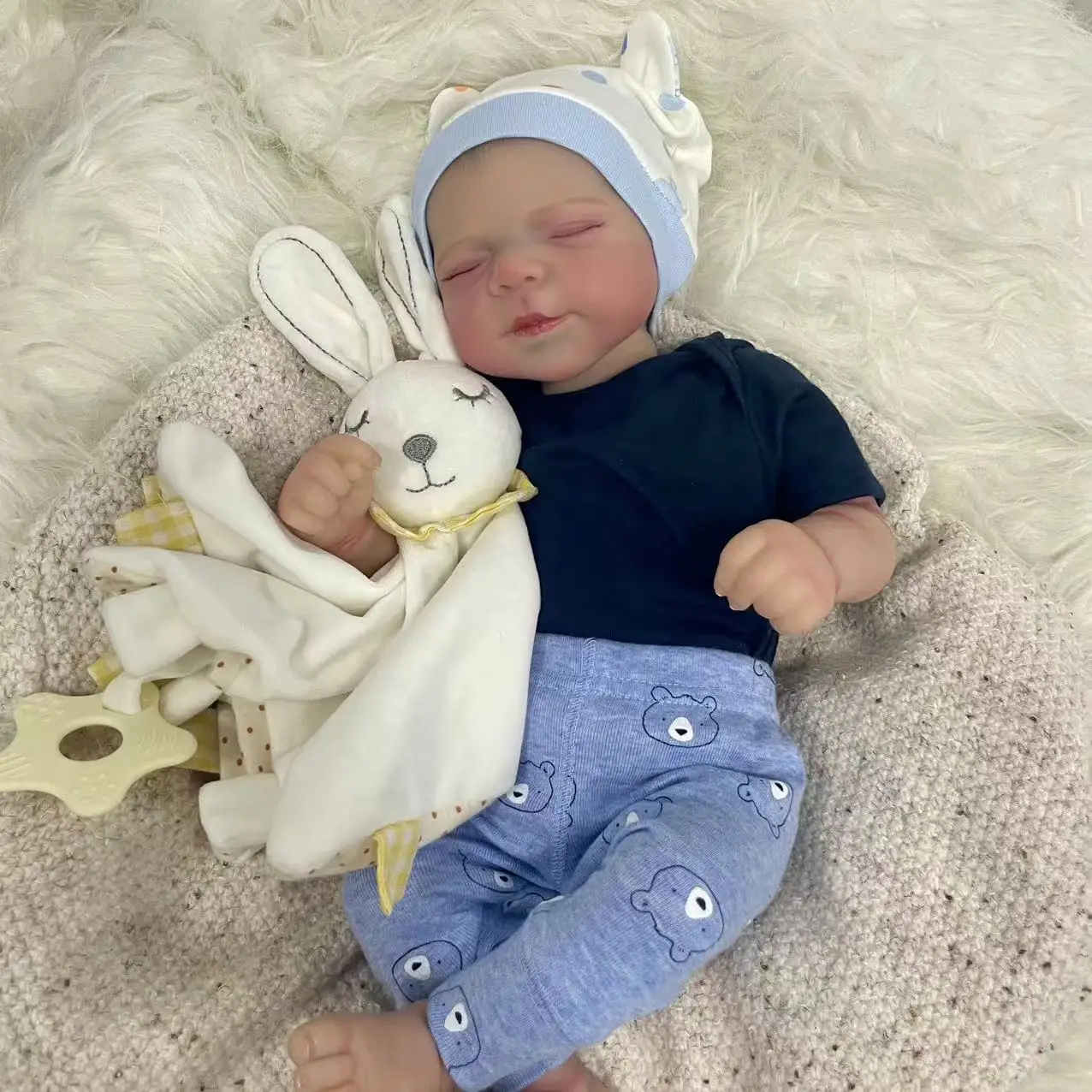 Accesorios incluidos: ropa, chupete y botella para la muñeca Reborn