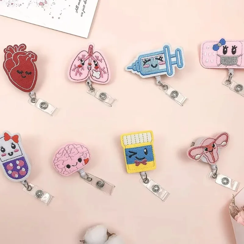 Portacarnés retráctil de fieltro con diseño enfermera para niños - imagen 5