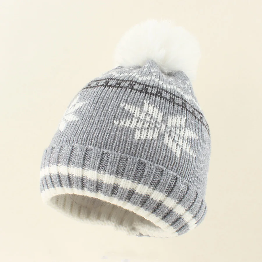 Gorro de punto infantil en uso durante actividades outdoor