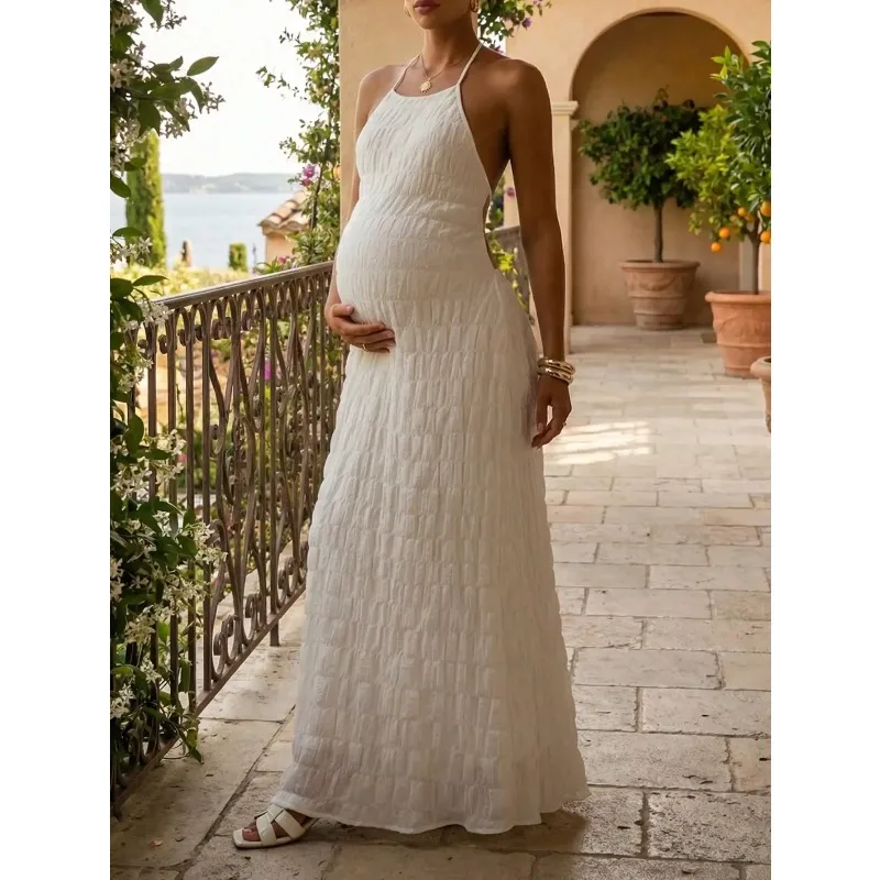 Vestido de embarazo blanco maxi texturizado con cuello halter - imagen 2