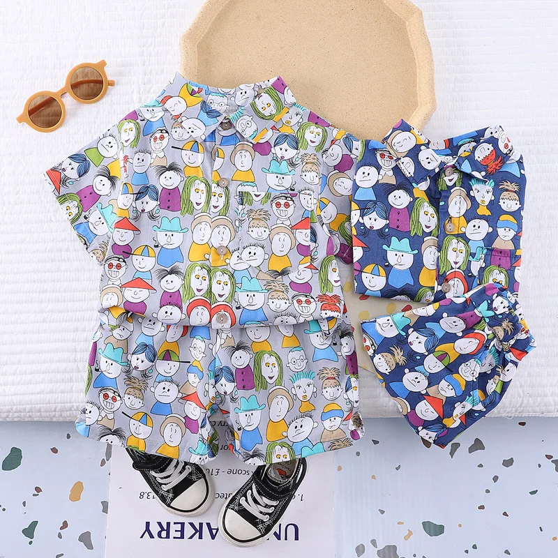 Detalle del estampado de dibujos animados en camisa infantil