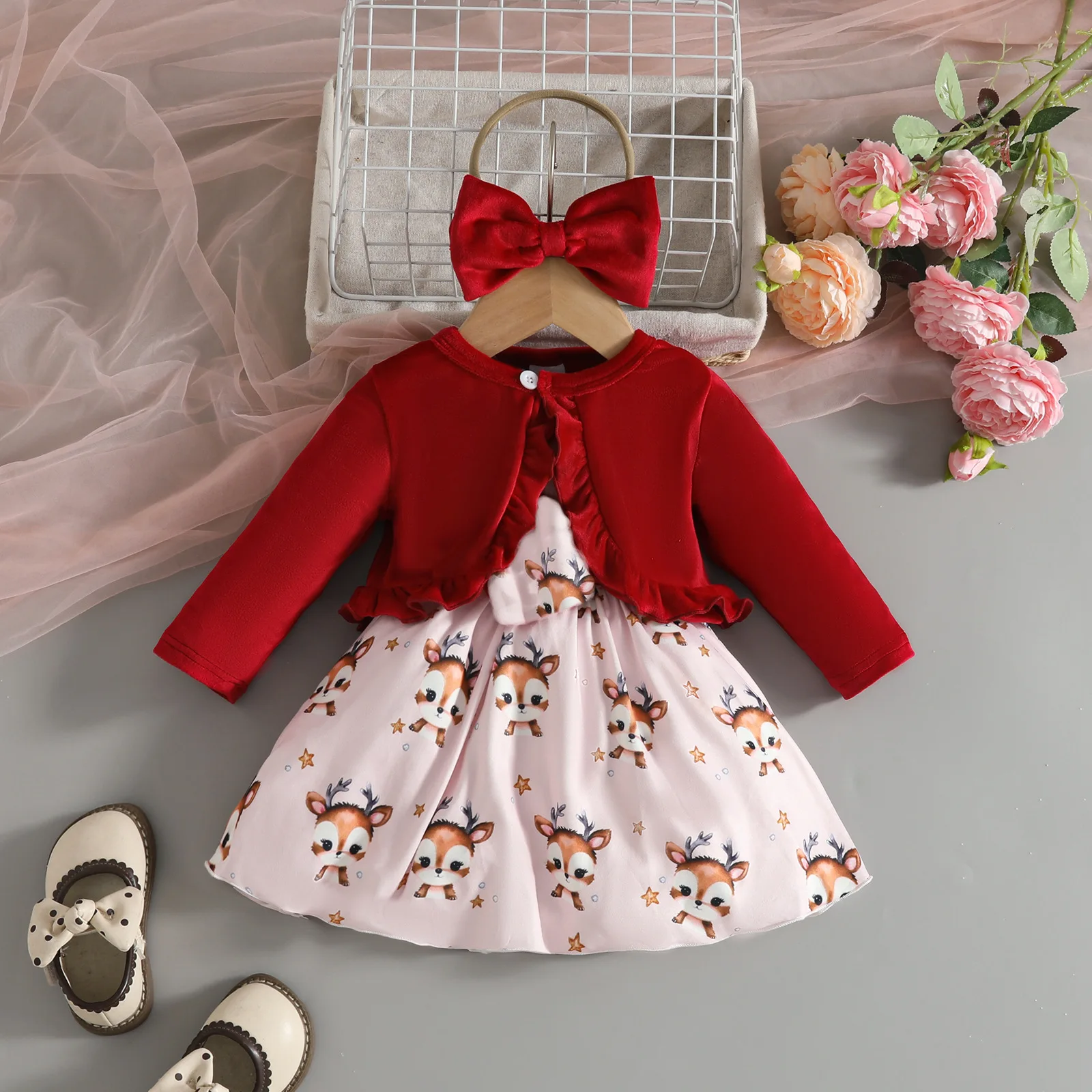 Detalle del tejido de terciopelo y estampado del vestido infantil