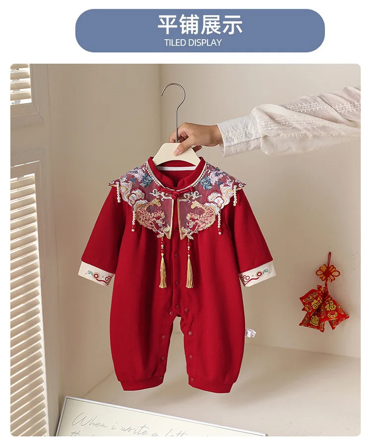 Detalle del bordado rojo y estilo chino