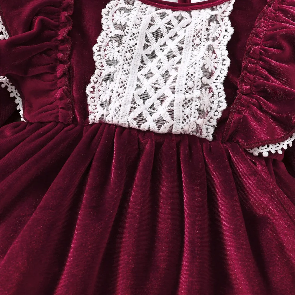 Detalle de los volantes y acabado brillante del vestido