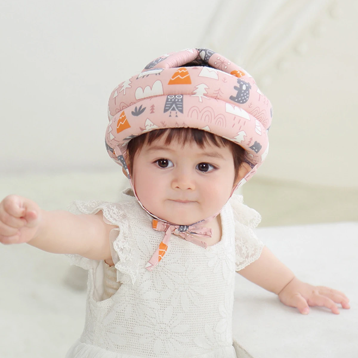 Gorro protector acolchado en uso para bebé