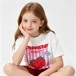 Camiseta de niña fresa en algodón manga corta y cuello redondo