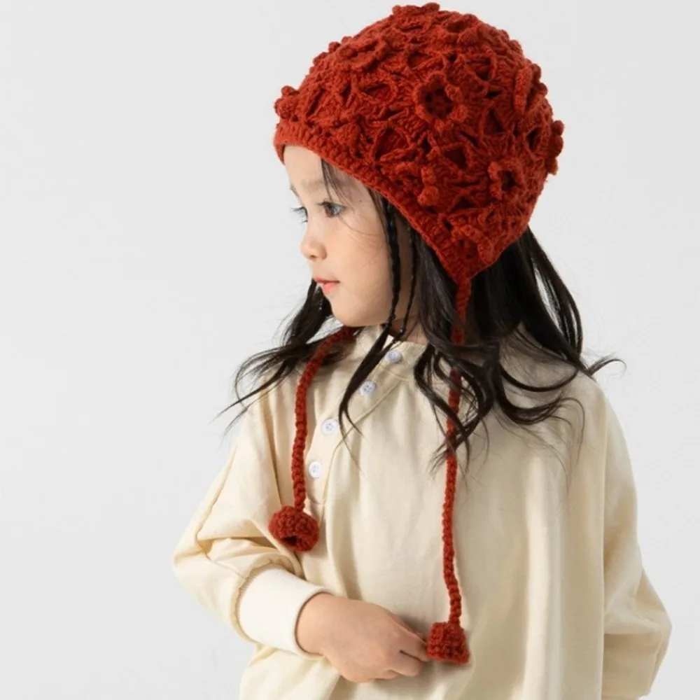 Gorro de niña flores caladas tejido a mano, cubreorejas otoño-invierno