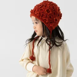 Gorro de niña flores caladas tejido a mano, cubreorejas otoño-invierno