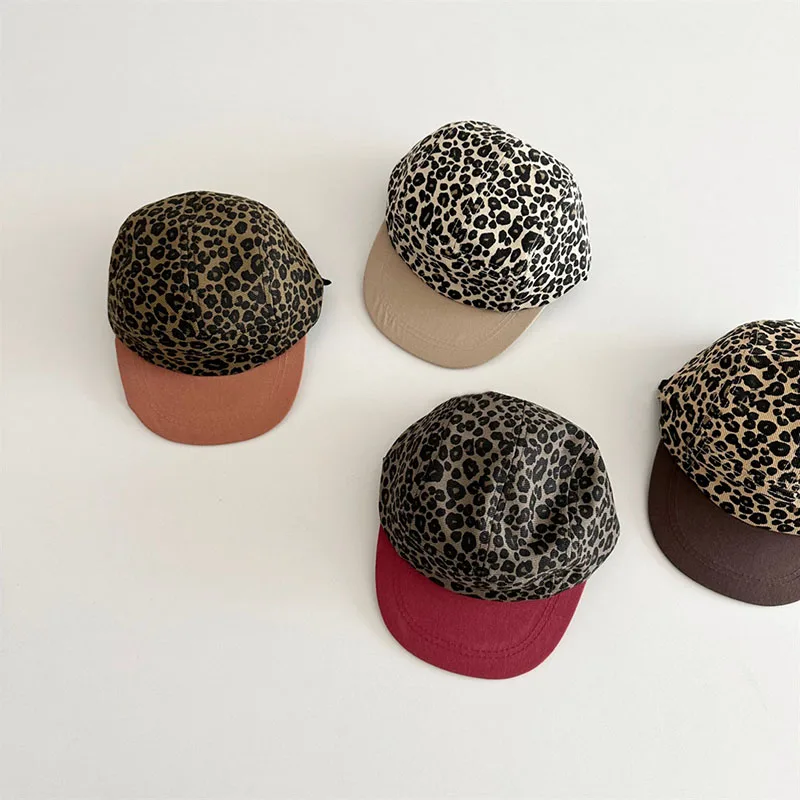 Detalle de la visera plana y estampado leopardo