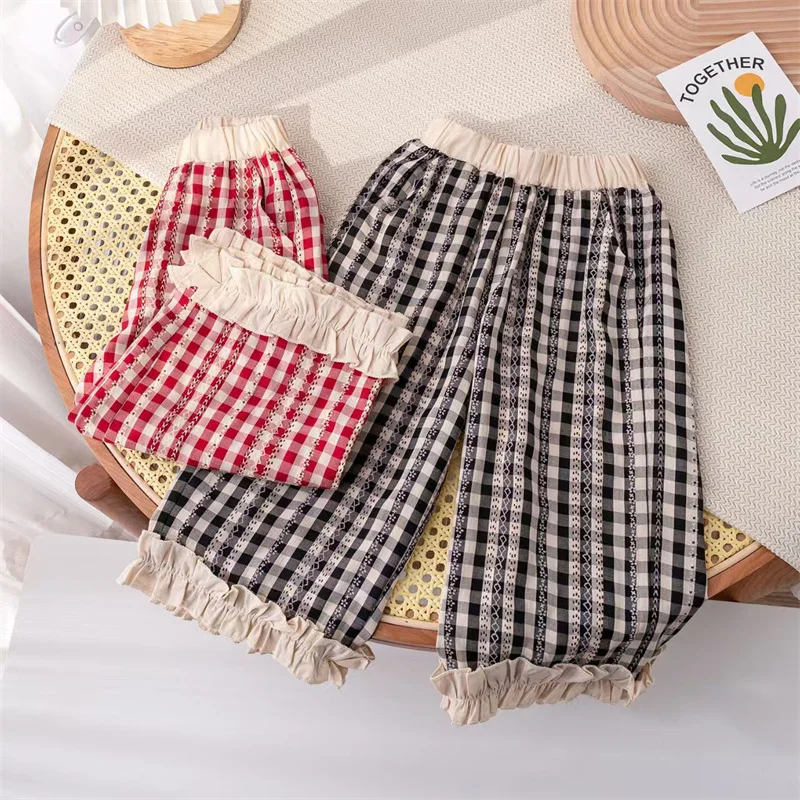 Detalle de cintura elástica y encaje de los pantalones infantiles