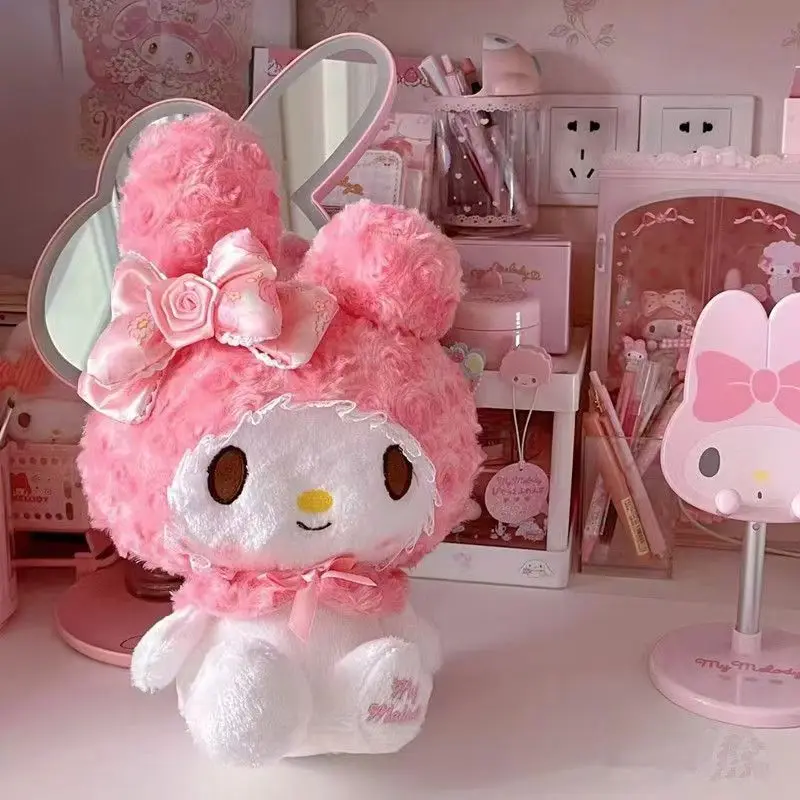 Hello Kitty de 60 cm apoyado en una cama infantil