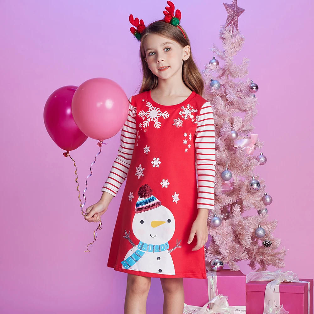 Vista frontal del vestido infantil de invierno
