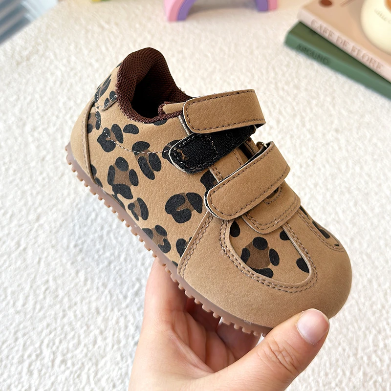 Zapatillas antideslizantes para bebés con estampado leopardo - imagen 2