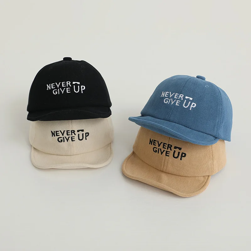 Gorra de bebé suave en algodón con letras para el sol - imagen 4