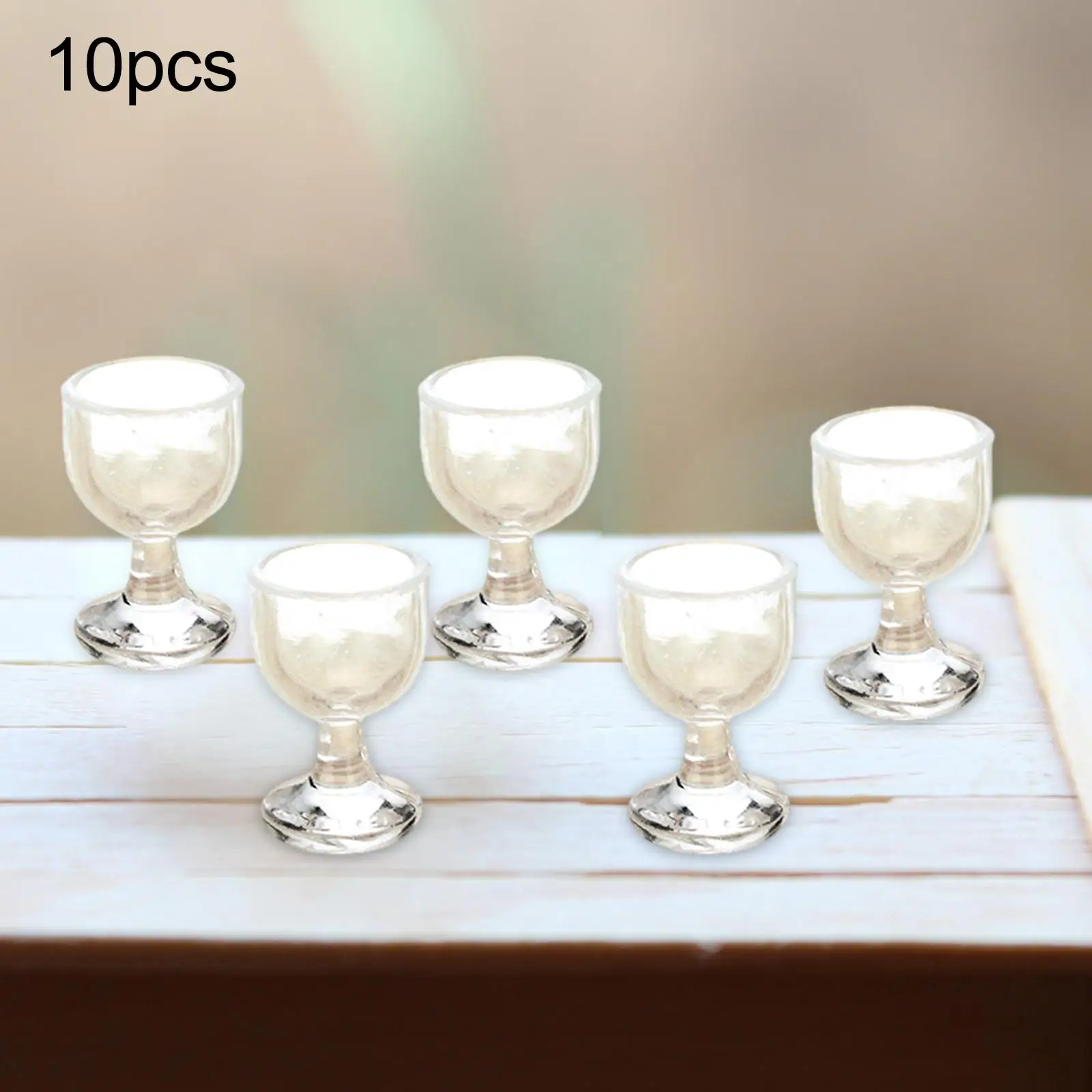Copas decorando una cocina en miniatura
