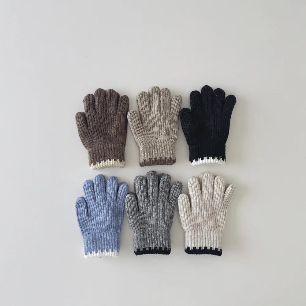 Detalle del tejido de punto de los guantes infantiles