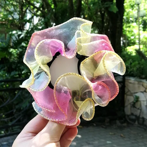 Capucha con cordón y flores