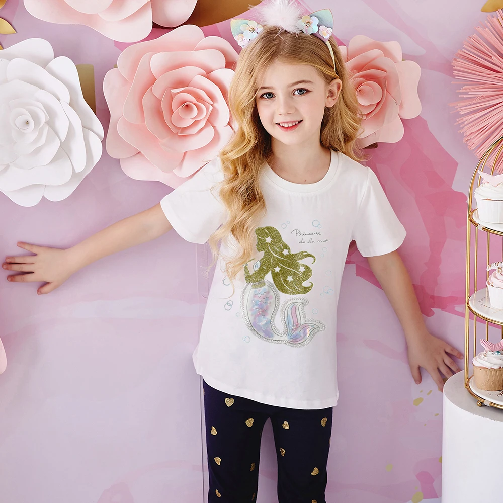 Detalle del estampado de sirena en camiseta infantil de verano