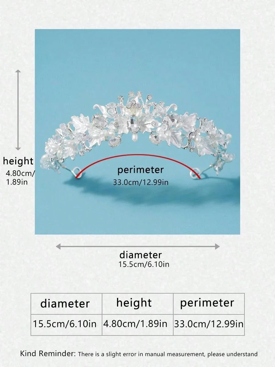 Diadema infantil con acabado dorado y cristales simulados sobre fondo blanco