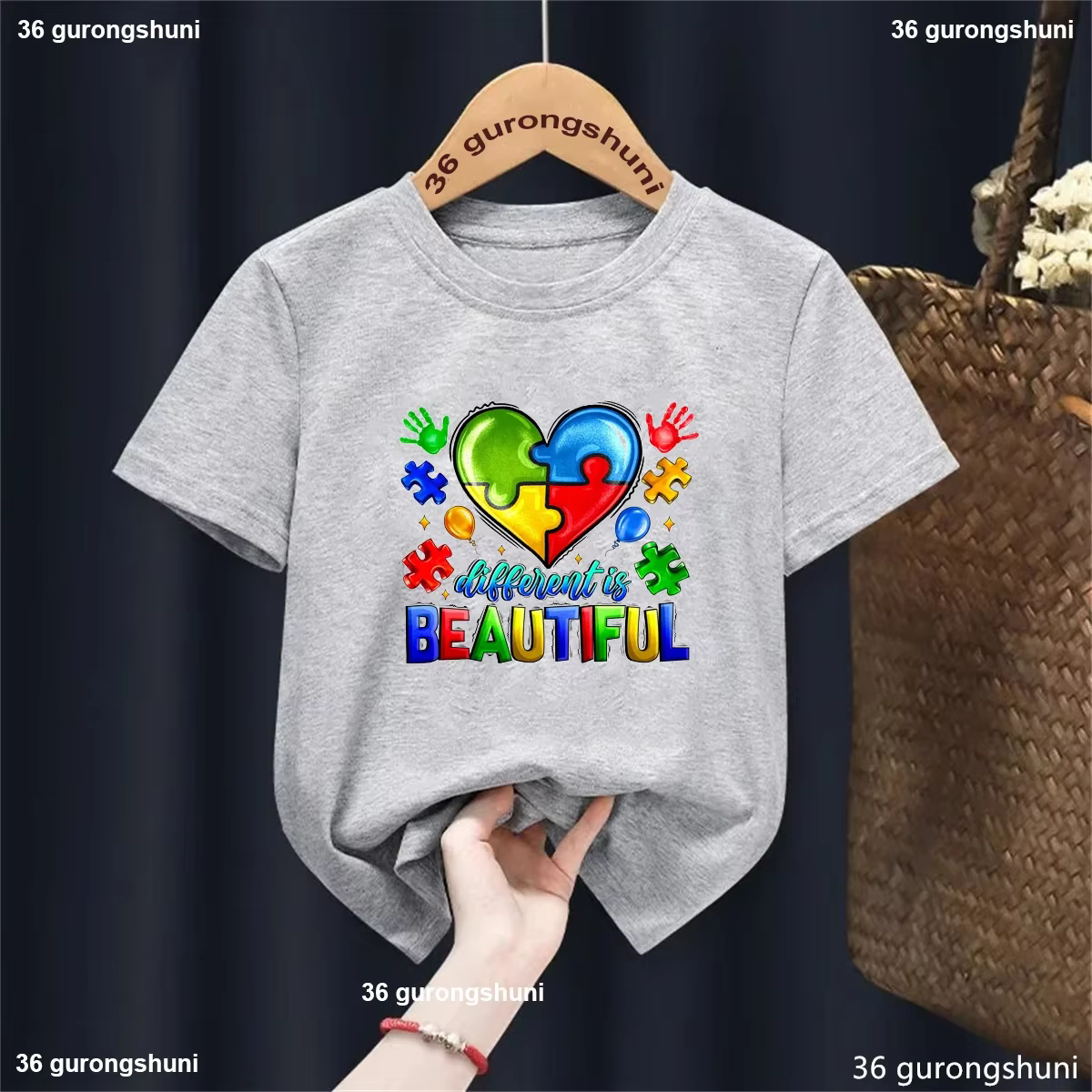 Camiseta infantil para autismo con globos de amor y diseño urbano - imagen 5