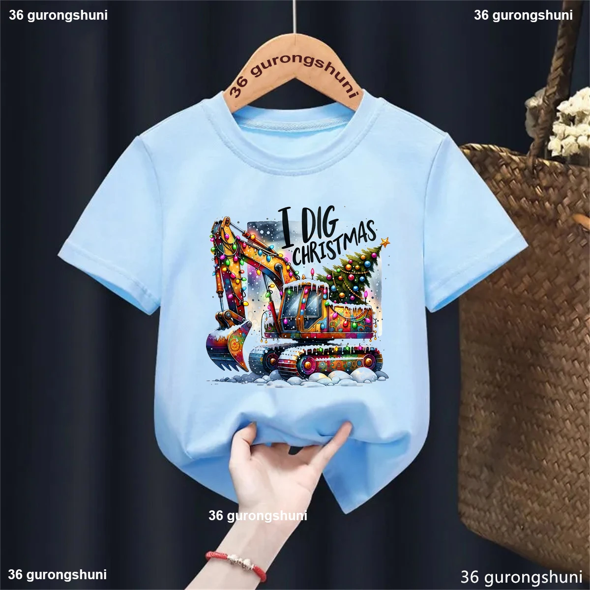 Camiseta infantil excavadora navideña en acuarela - imagen 3