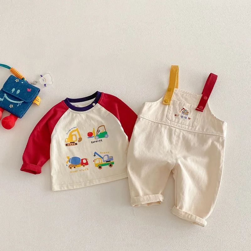 Conjunto de ropa de primavera infantil con vehículos y detalles - imagen 5