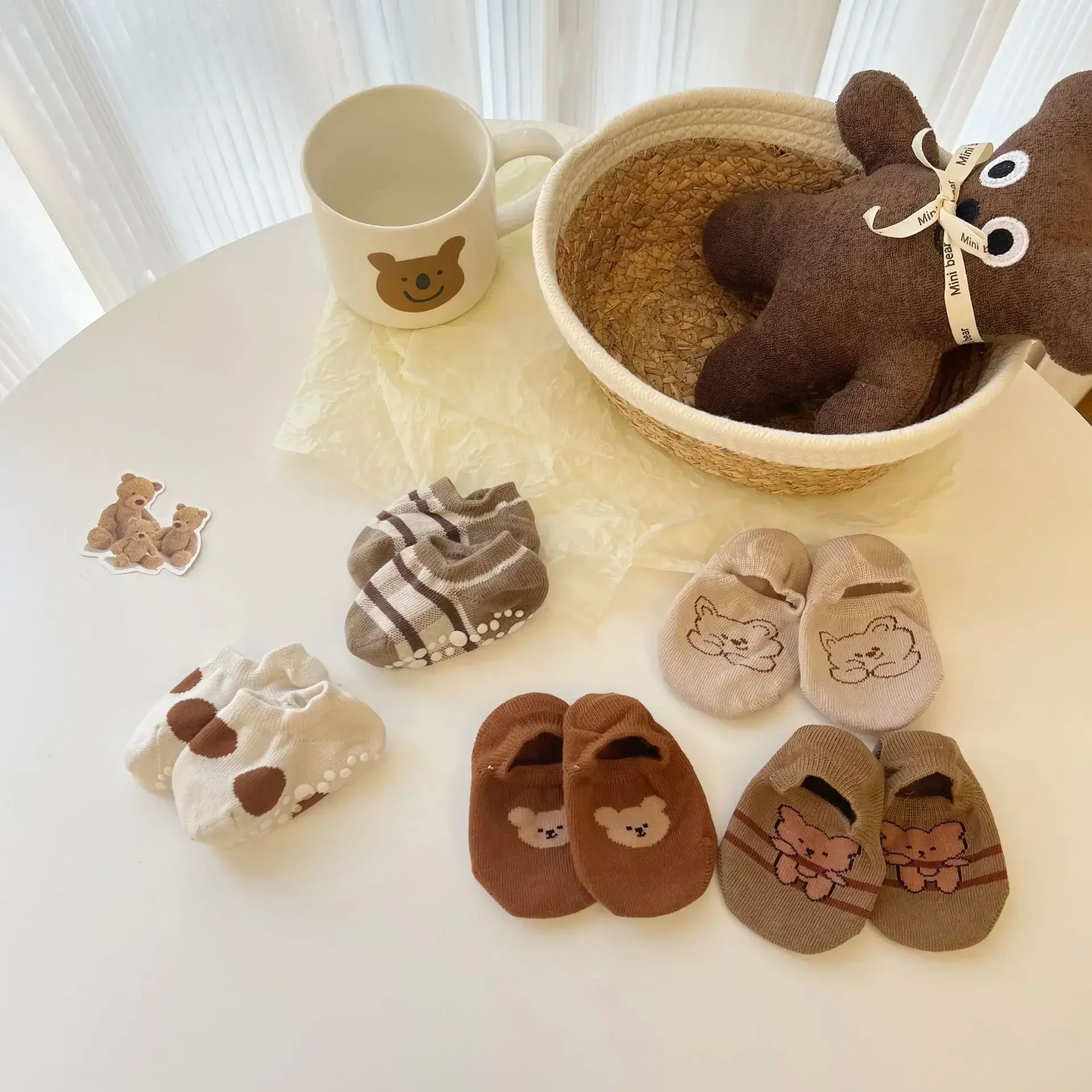 Calcetines antideslizantes con oso café para niño