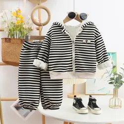 Conjunto acolchado con capucha y pantalón a rayas infantil