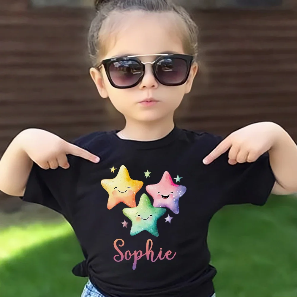 Camiseta infantil personalizada con nombre – Estampado de estrellas - imagen 4