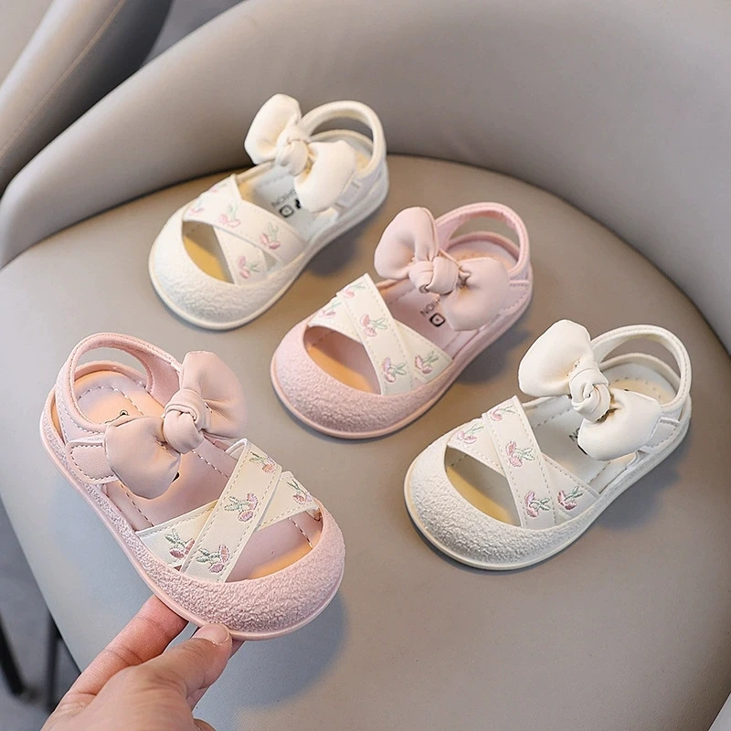 Zapatos infantiles de verano con acabado ligero