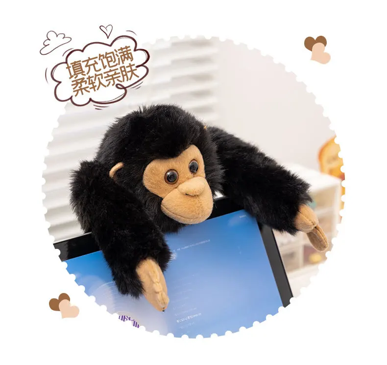 Detalle del peluche de chimpancé y mono