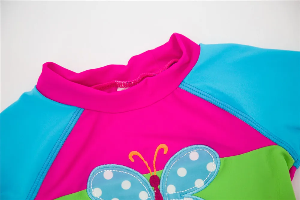 Bañador de niña estampado flores y mariposas para playa en verano - imagen 3
