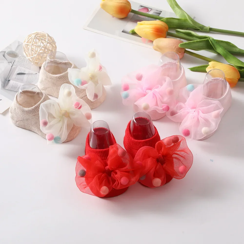 Calcetines bebé antideslizantes princesa con pompones y lazo - imagen 4