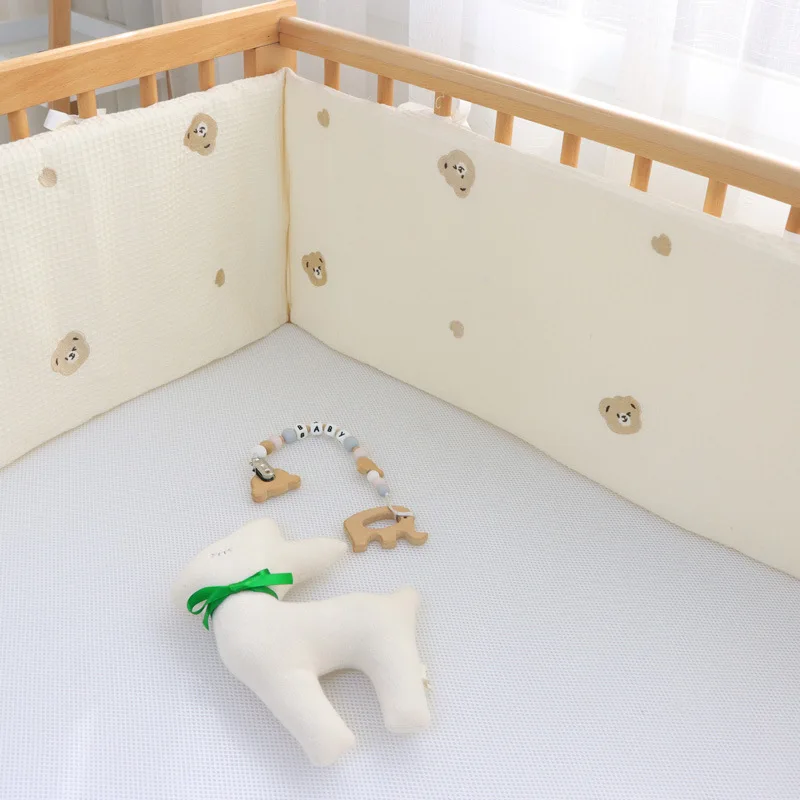 Protector de cuna acolchado con bordado oso y conejo - imagen 3