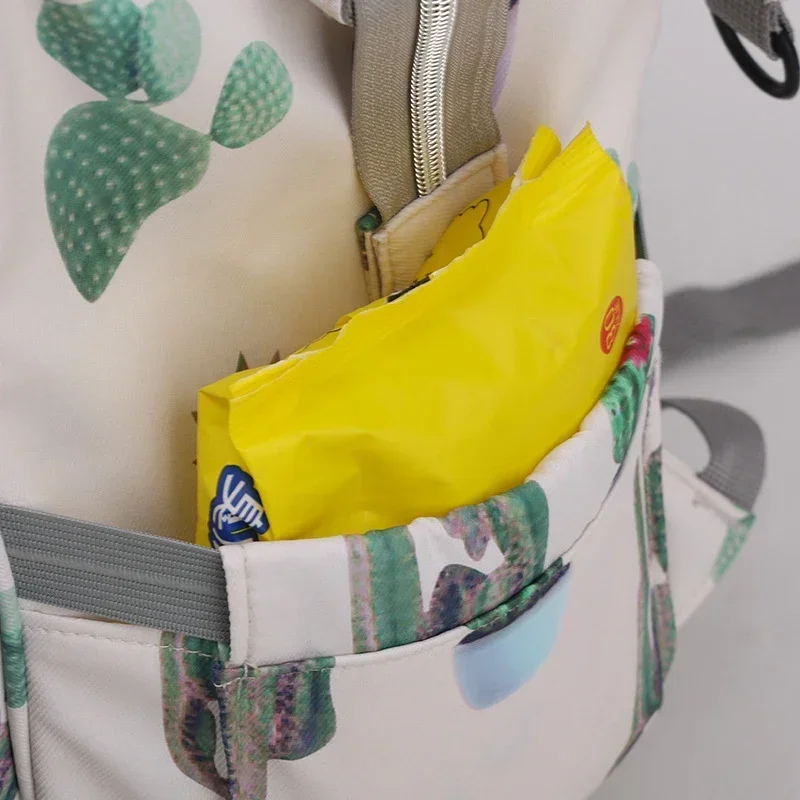 Bolsa colgante enganchada al cochecito