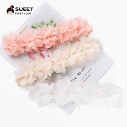 Diadema rosa con flores para bebé - Hecha a mano en gasa