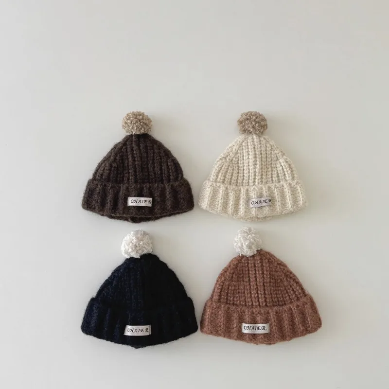 Gorro bebé INS de punto con puños suaves color sólido