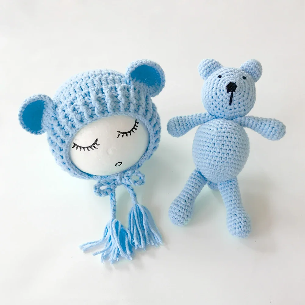 Gorro y peluche de oso como accesorio para fotos